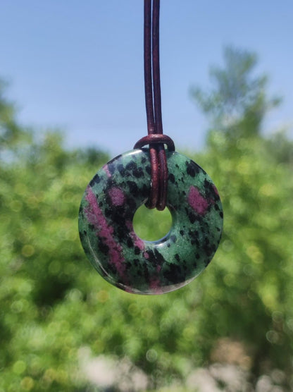 Rubin in Zoisit ~ Donut Edelstein Kette rot grün Natur Heilstein Mann Frau Glück Schutz HIPPIE GOA Boho Tibet Ethno Rarität Geschenk Er Sie - Art of Nature Berlin