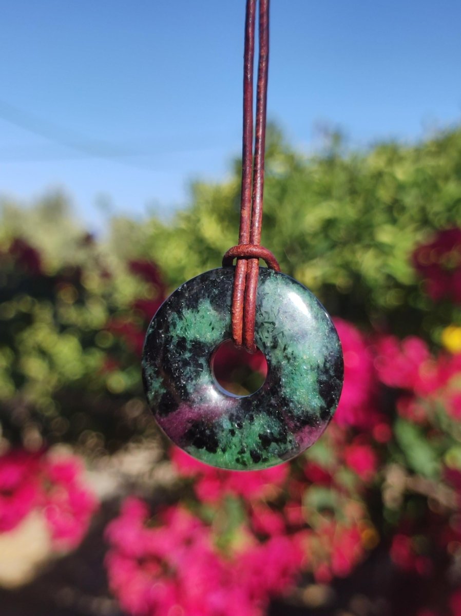 Rubin in Zoisit ~ Donut Edelstein Kette rot grün Natur Heilstein Mann Frau Glück Schutz HIPPIE GOA Boho Tibet Ethno Rarität Geschenk Er Sie - Art of Nature Berlin