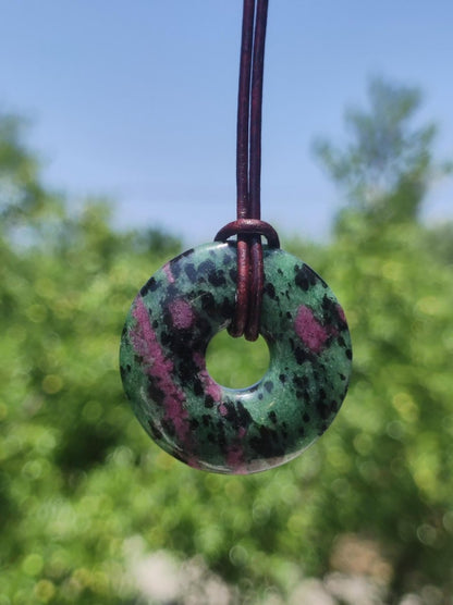 Rubin in Zoisit ~ Donut Edelstein Kette rot grün Natur Heilstein Mann Frau Glück Schutz HIPPIE GOA Boho Tibet Ethno Rarität Geschenk Er Sie - Art of Nature Berlin