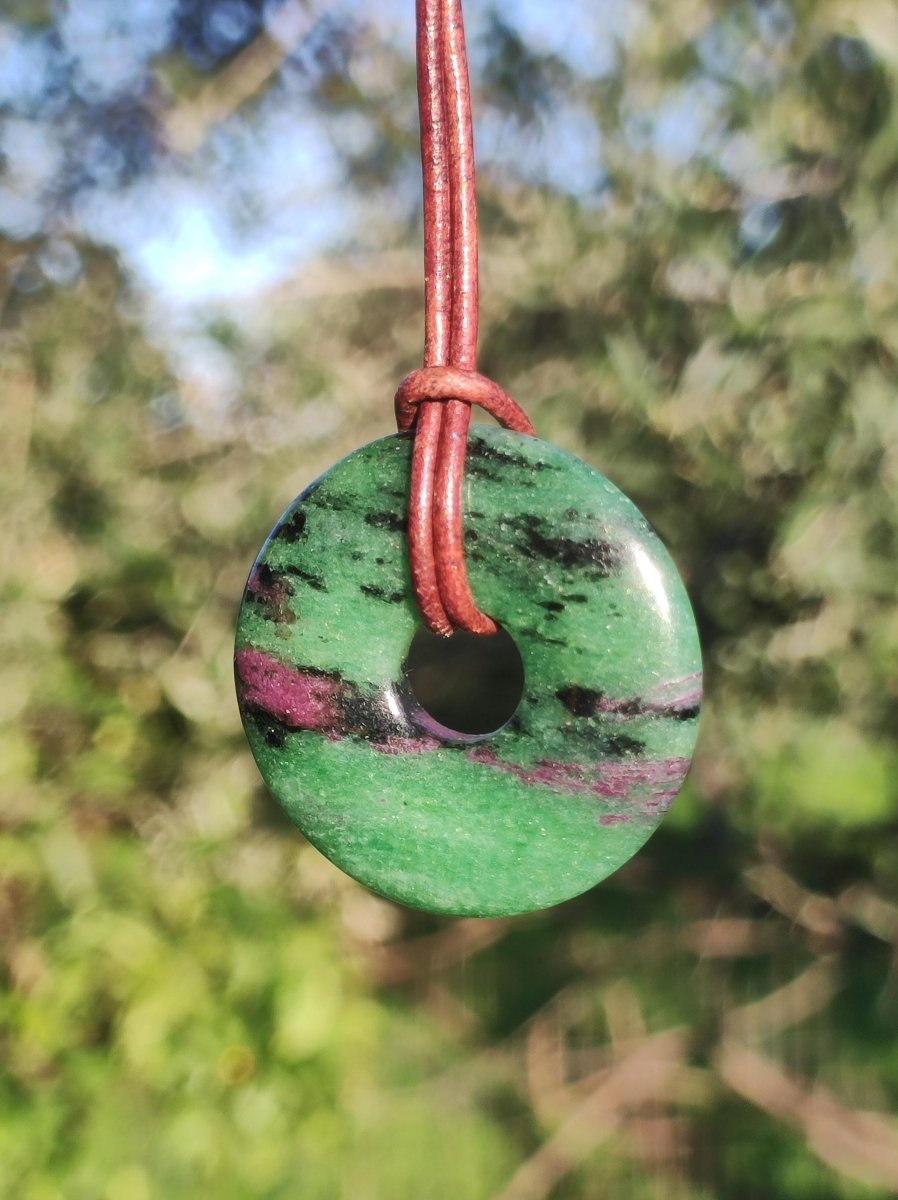Rubin in Zoisit ~ Donut Edelstein Kette rot grün Natur Heilstein Mann Frau Glück Schutz HIPPIE GOA Boho Tibet Ethno Rarität Geschenk Er Sie - Art of Nature Berlin