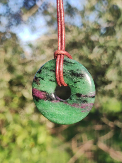 Rubin in Zoisit ~ Donut Edelstein Kette rot grün Natur Heilstein Mann Frau Glück Schutz HIPPIE GOA Boho Tibet Ethno Rarität Geschenk Er Sie - Art of Nature Berlin