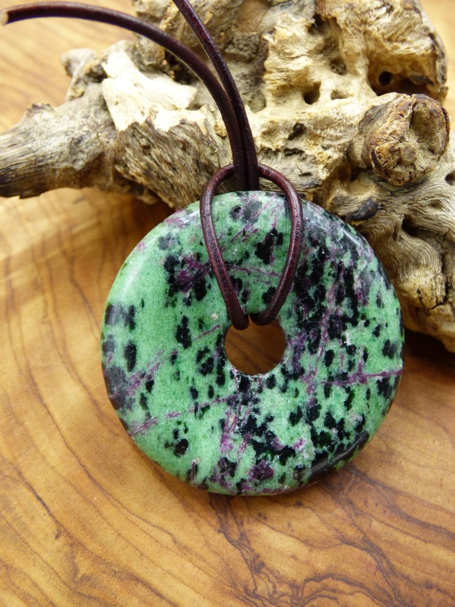 Rubin in Zoisit ~ Schutzdonut ~ Edelstein Kette ~HIPPIE ~GOA ~Boho ~Tibet ~Ethno ~Nature ~Donut ~Schutzsymbol ~Heilstein ~Rarität - Art of Nature Berlin