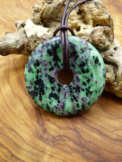 Rubin in Zoisit ~ Schutzdonut ~ Edelstein Kette ~HIPPIE ~GOA ~Boho ~Tibet ~Ethno ~Nature ~Donut ~Schutzsymbol ~Heilstein ~Rarität - Art of Nature Berlin