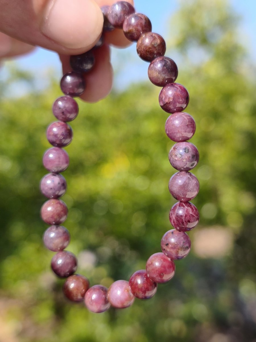 Rubin (Korund) - Edelstein Armband rosa rot dunkel Heilstein Geschenk Er Sie Mann Frau Freund Rarität Energie Kraft Hippie Boho Natur Selten - Art of Nature Berlin