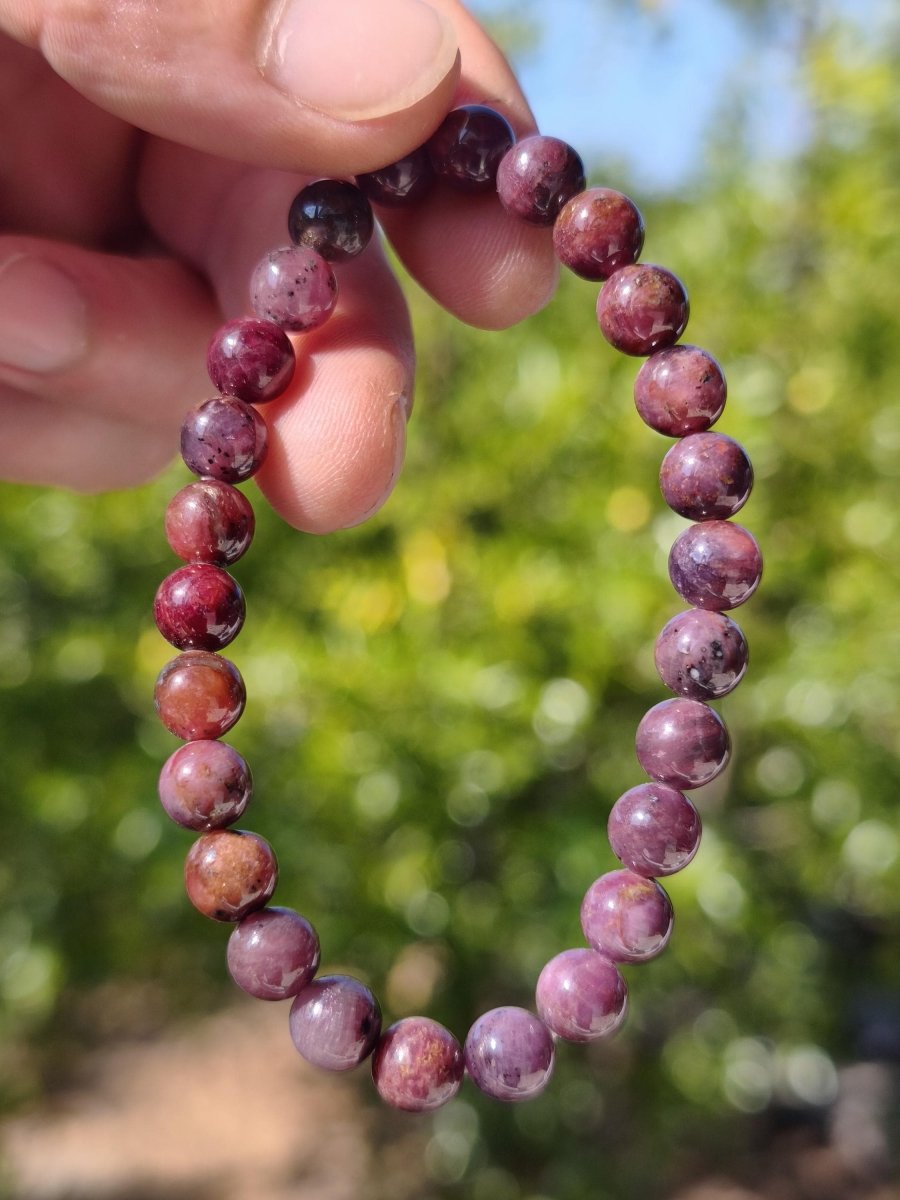Rubin (Korund) - Edelstein Armband rosa rot dunkel Heilstein Geschenk Er Sie Mann Frau Freund Rarität Energie Kraft Hippie Boho Natur Selten - Art of Nature Berlin