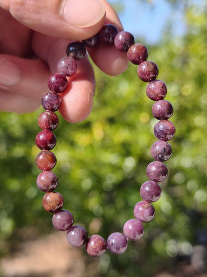 Rubin (Korund) - Edelstein Armband rosa rot dunkel Heilstein Geschenk Er Sie Mann Frau Freund Rarität Energie Kraft Hippie Boho Natur Selten - Art of Nature Berlin