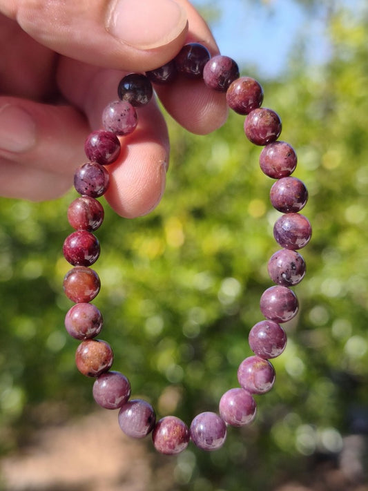 Rubin (Korund) - Edelstein Armband rosa rot dunkel Heilstein Geschenk Er Sie Mann Frau Freund Rarität Energie Kraft Hippie Boho Natur Selten - Art of Nature Berlin