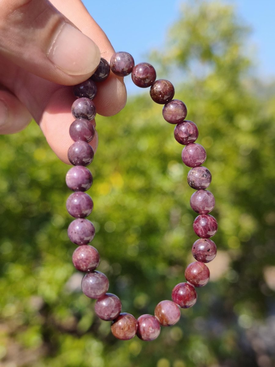 Rubin (Korund) - Edelstein Armband rosa rot dunkel Heilstein Geschenk Er Sie Mann Frau Freund Rarität Energie Kraft Hippie Boho Natur Selten - Art of Nature Berlin