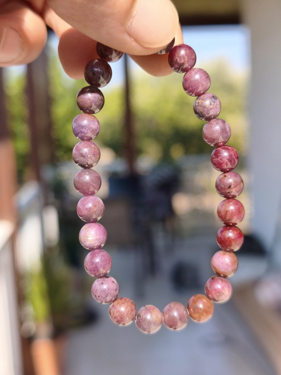 Rubin (Korund) - Edelstein Armband rosa rot dunkel Heilstein Geschenk Er Sie Mann Frau Freund Rarität Energie Kraft Hippie Boho Natur Selten - Art of Nature Berlin