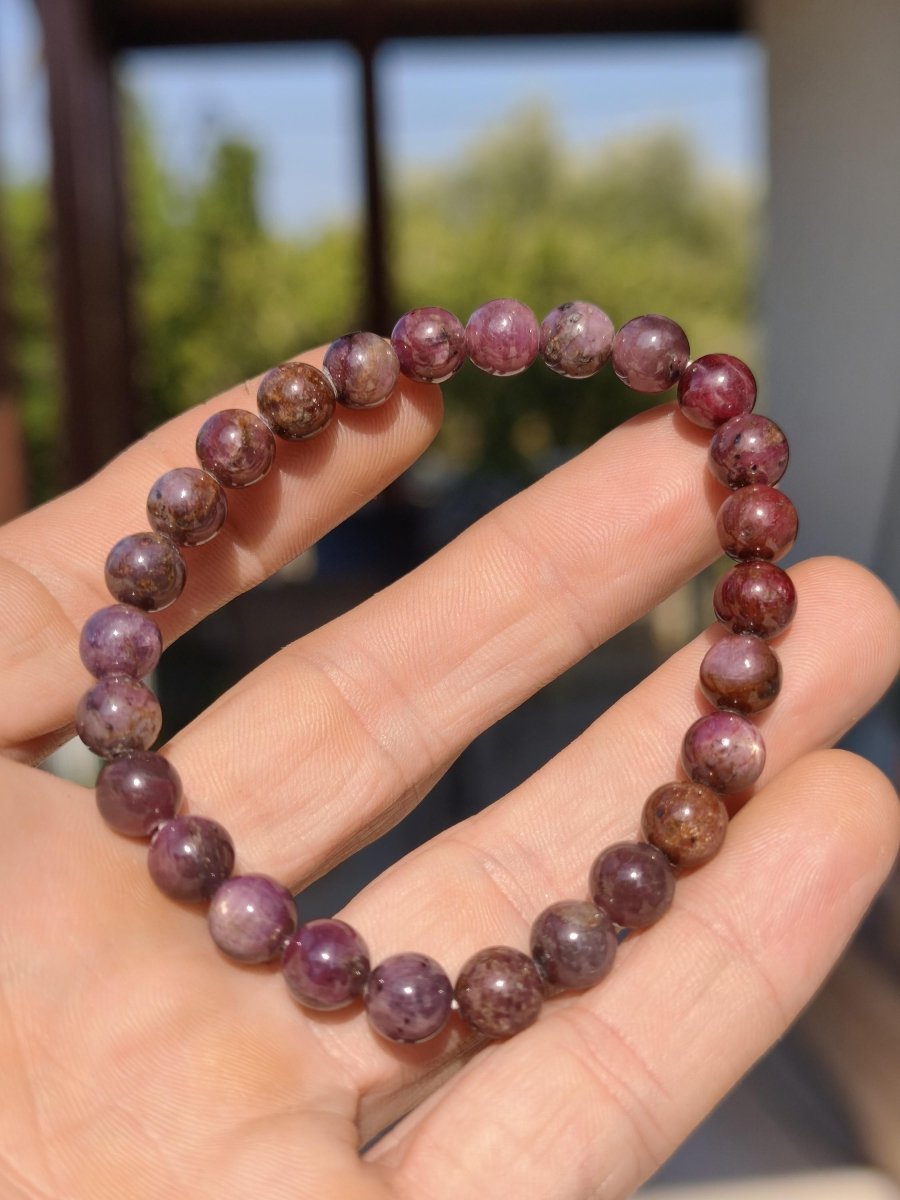 Rubin (Korund) - Edelstein Armband rosa rot dunkel Heilstein Geschenk Er Sie Mann Frau Freund Rarität Energie Kraft Hippie Boho Natur Selten - Art of Nature Berlin