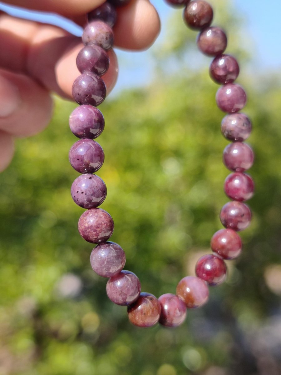 Rubin (Korund) - Edelstein Armband rosa rot dunkel Heilstein Geschenk Er Sie Mann Frau Freund Rarität Energie Kraft Hippie Boho Natur Selten - Art of Nature Berlin