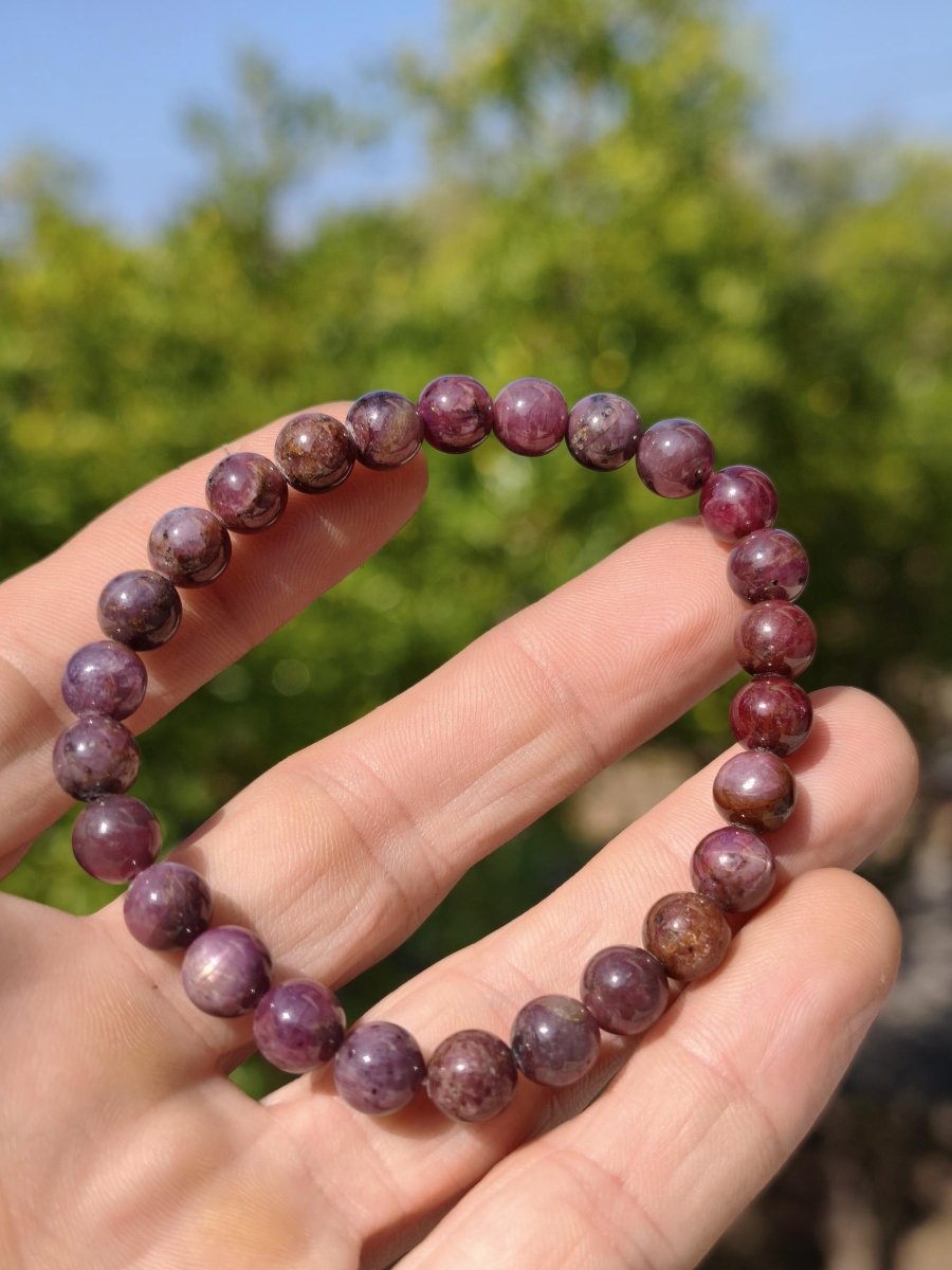 Rubin (Korund) - Edelstein Armband rosa rot dunkel Heilstein Geschenk Er Sie Mann Frau Freund Rarität Energie Kraft Hippie Boho Natur Selten - Art of Nature Berlin