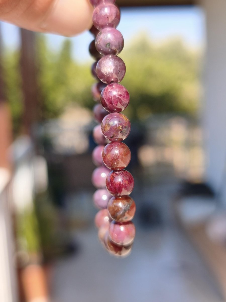 Rubin (Korund) - Edelstein Armband rosa rot dunkel Heilstein Geschenk Er Sie Mann Frau Freund Rarität Energie Kraft Hippie Boho Natur Selten - Art of Nature Berlin