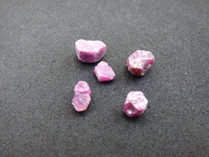 Rubin roh - Sammler Rarität Kollektion Dekostein Heilstein Energie Edelstein Trommelstein Kristall Mineral Natur Geschenk Er Sie Mann - Art of Nature Berlin