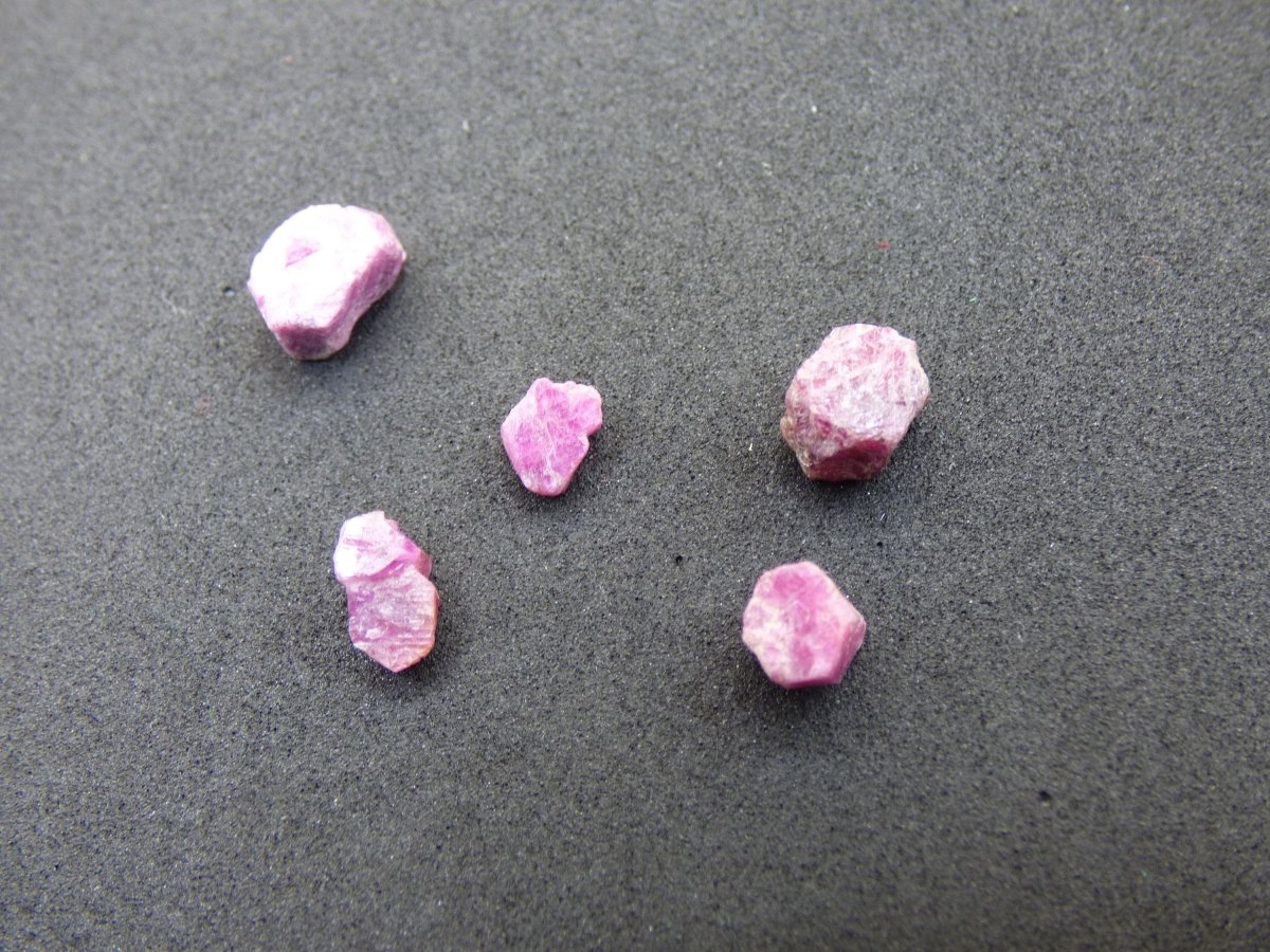 Rubin roh - Sammler Rarität Kollektion Dekostein Heilstein Energie Edelstein Trommelstein Kristall Mineral Natur Geschenk Er Sie Mann - Art of Nature Berlin