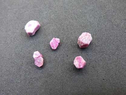 Rubin roh - Sammler Rarität Kollektion Dekostein Heilstein Energie Edelstein Trommelstein Kristall Mineral Natur Geschenk Er Sie Mann - Art of Nature Berlin