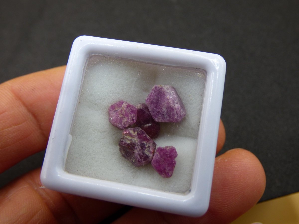 Rubin roh - Sammler Rarität Kollektion Dekostein Heilstein Energie Edelstein Trommelstein Kristall Mineral Natur Geschenk Er Sie Mann - Art of Nature Berlin