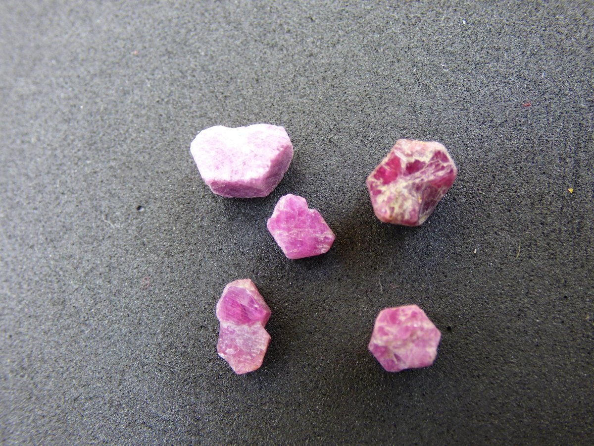 Rubin roh - Sammler Rarität Kollektion Dekostein Heilstein Energie Edelstein Trommelstein Kristall Mineral Natur Geschenk Er Sie Mann - Art of Nature Berlin