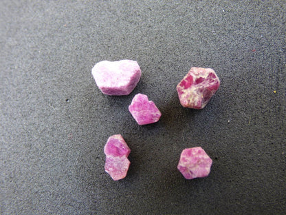 Rubin roh - Sammler Rarität Kollektion Dekostein Heilstein Energie Edelstein Trommelstein Kristall Mineral Natur Geschenk Er Sie Mann - Art of Nature Berlin