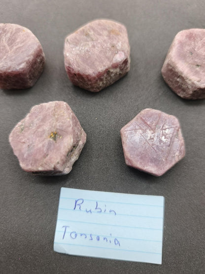 Rubin Rohkristall aus Tansania 27–32 mm Natürlicher rosa Rubinkristall Sechseckiger Korund Sammlermineral Kristallle Mineralien Geschenk - Art of Nature Berlin