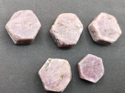 Rubin Rohkristall aus Tansania 27–32 mm Natürlicher rosa Rubinkristall Sechseckiger Korund Sammlermineral Kristallle Mineralien Geschenk - Art of Nature Berlin