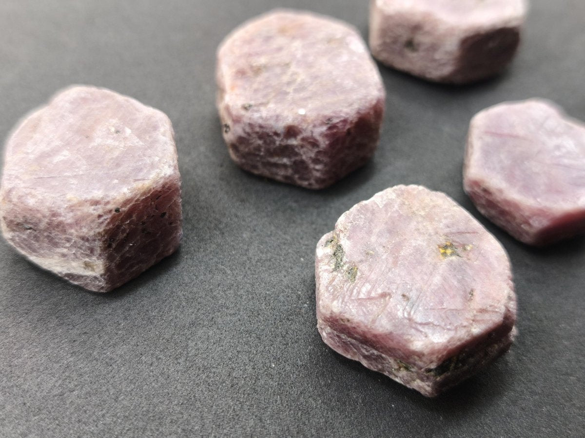 Rubin Rohkristall aus Tansania 27–32 mm Natürlicher rosa Rubinkristall Sechseckiger Korund Sammlermineral Kristallle Mineralien Geschenk - Art of Nature Berlin