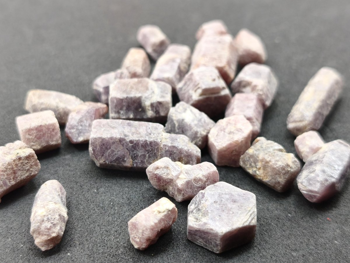 Rubin Rohkristalle aus Tansania Natürlicher Korund Sechseckige Kristalle | 5 g oder 10 g zur Wahl Korund Sammlermineral Kristallle Mineral - Art of Nature Berlin