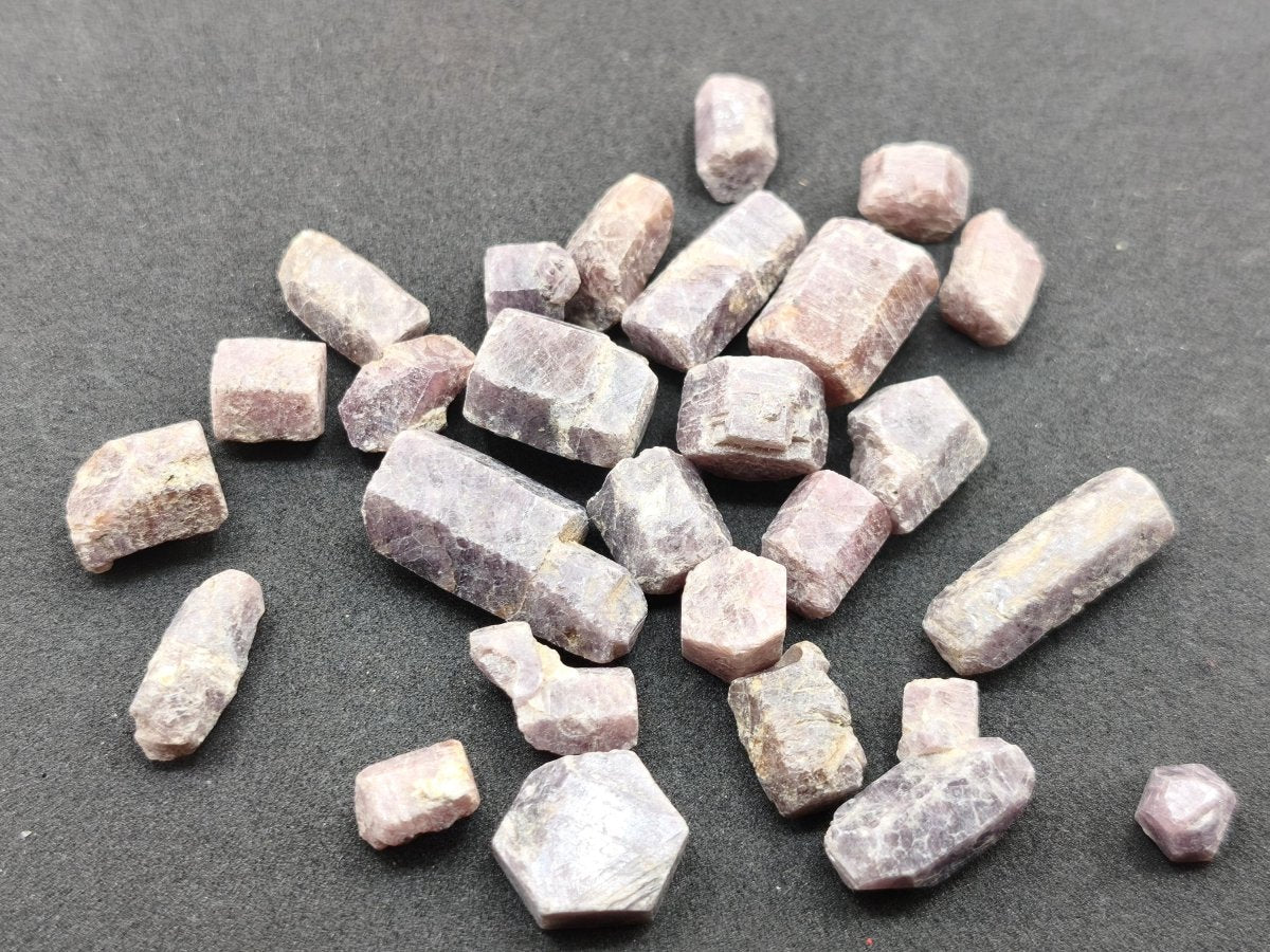 Rubin Rohkristalle aus Tansania Natürlicher Korund Sechseckige Kristalle | 5 g oder 10 g zur Wahl Korund Sammlermineral Kristallle Mineral - Art of Nature Berlin