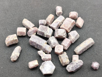 Rubin Rohkristalle aus Tansania Natürlicher Korund Sechseckige Kristalle | 5 g oder 10 g zur Wahl Korund Sammlermineral Kristallle Mineral - Art of Nature Berlin