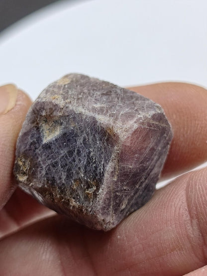 Rubin Saphir Rohkristall aus Tansania 20 mm | Natürlicher violettroter Korund | Sechseckiger Edelstein Sammlermineral Kristalle Geschenk - Art of Nature Berlin