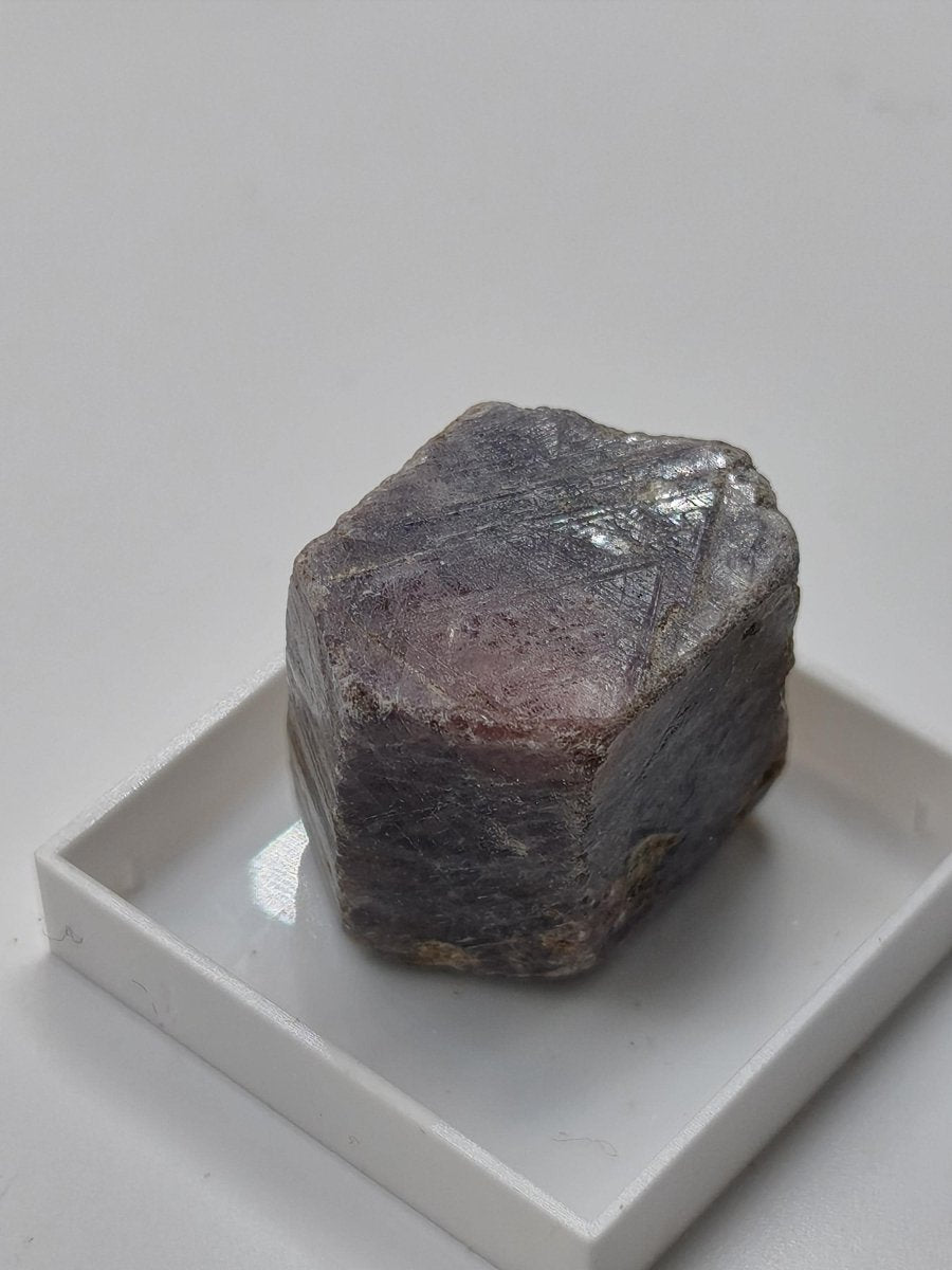 Rubin Saphir Rohkristall aus Tansania 20 mm | Natürlicher violettroter Korund | Sechseckiger Edelstein Sammlermineral Kristalle Geschenk - Art of Nature Berlin