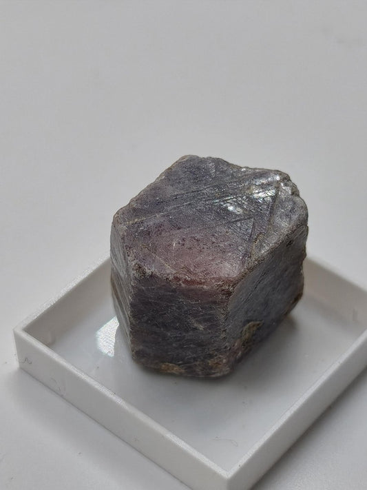 Rubin Saphir Rohkristall aus Tansania 20 mm | Natürlicher violettroter Korund | Sechseckiger Edelstein Sammlermineral Kristalle Geschenk - Art of Nature Berlin