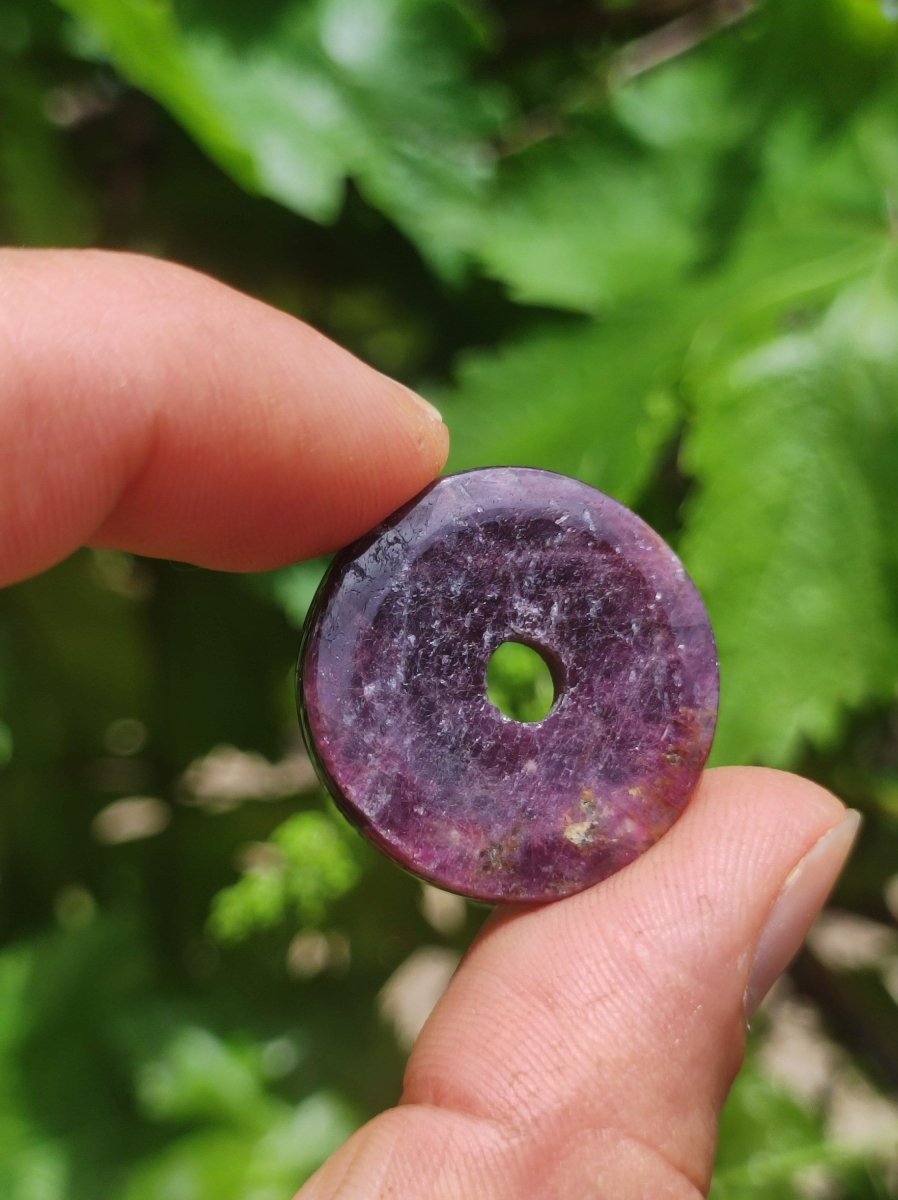 Rubin Schutzdonut ~ Edelstein Kette Kristall Heilstein Rarität Selten Sammler rot lila Anhänger rund Geschenk Mann Frau Er Sie Freund - Art of Nature Berlin