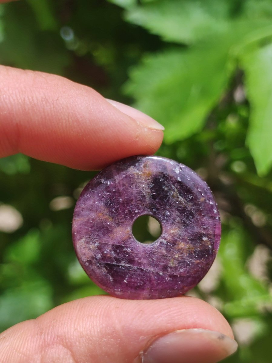 Rubin Schutzdonut ~ Edelstein Kette Kristall Heilstein Rarität Selten Sammler rot lila Anhänger rund Geschenk Mann Frau Er Sie Freund - Art of Nature Berlin