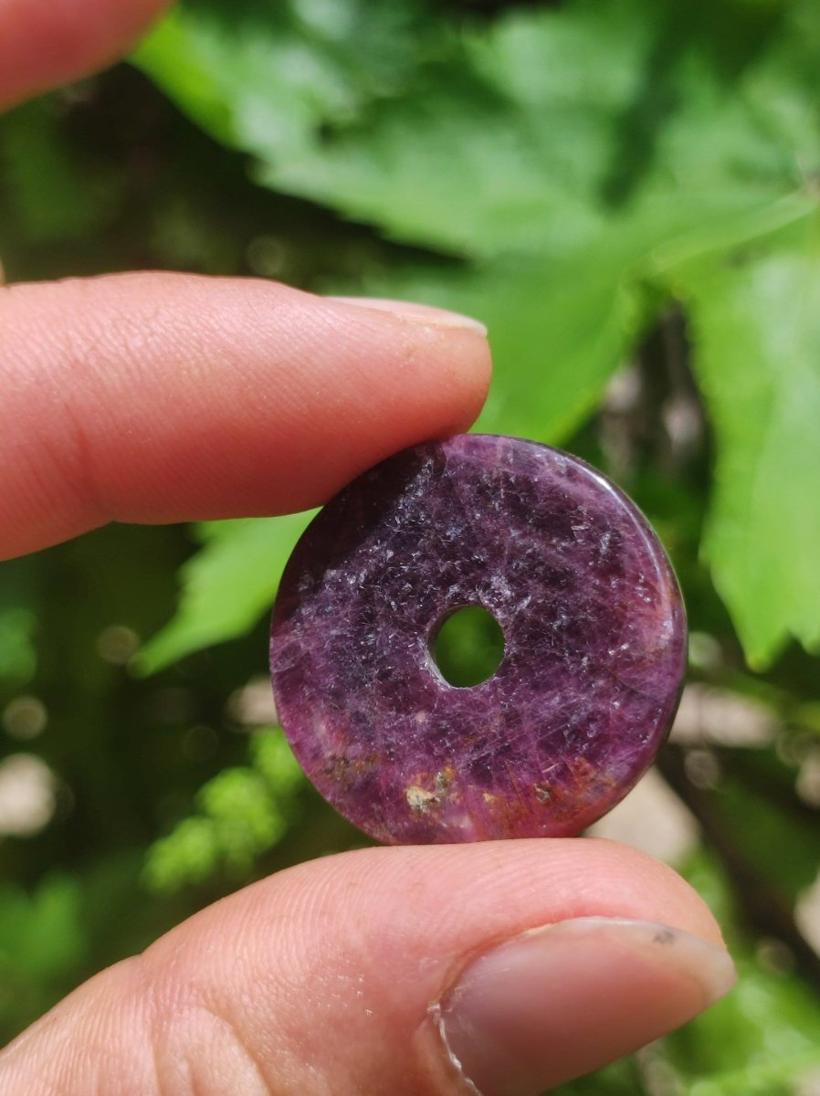 Rubin Schutzdonut ~ Edelstein Kette Kristall Heilstein Rarität Selten Sammler rot lila Anhänger rund Geschenk Mann Frau Er Sie Freund - Art of Nature Berlin