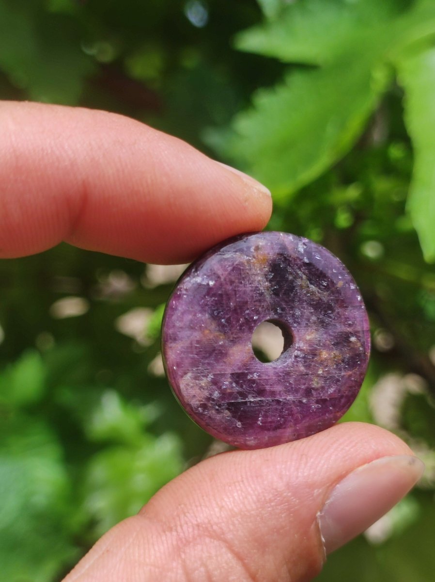 Rubin Schutzdonut ~ Edelstein Kette Kristall Heilstein Rarität Selten Sammler rot lila Anhänger rund Geschenk Mann Frau Er Sie Freund - Art of Nature Berlin