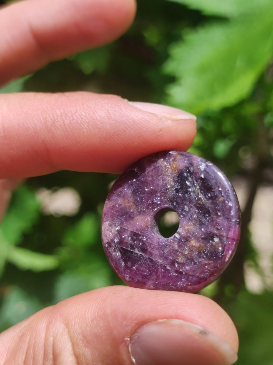 Rubin Schutzdonut ~ Edelstein Kette Kristall Heilstein Rarität Selten Sammler rot lila Anhänger rund Geschenk Mann Frau Er Sie Freund - Art of Nature Berlin