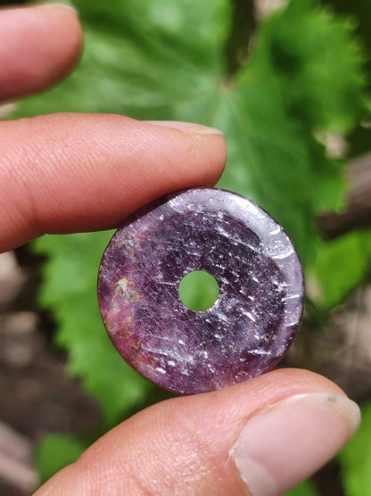 Rubin Schutzdonut ~ Edelstein Kette Kristall Heilstein Rarität Selten Sammler rot lila Anhänger rund Geschenk Mann Frau Er Sie Freund - Art of Nature Berlin