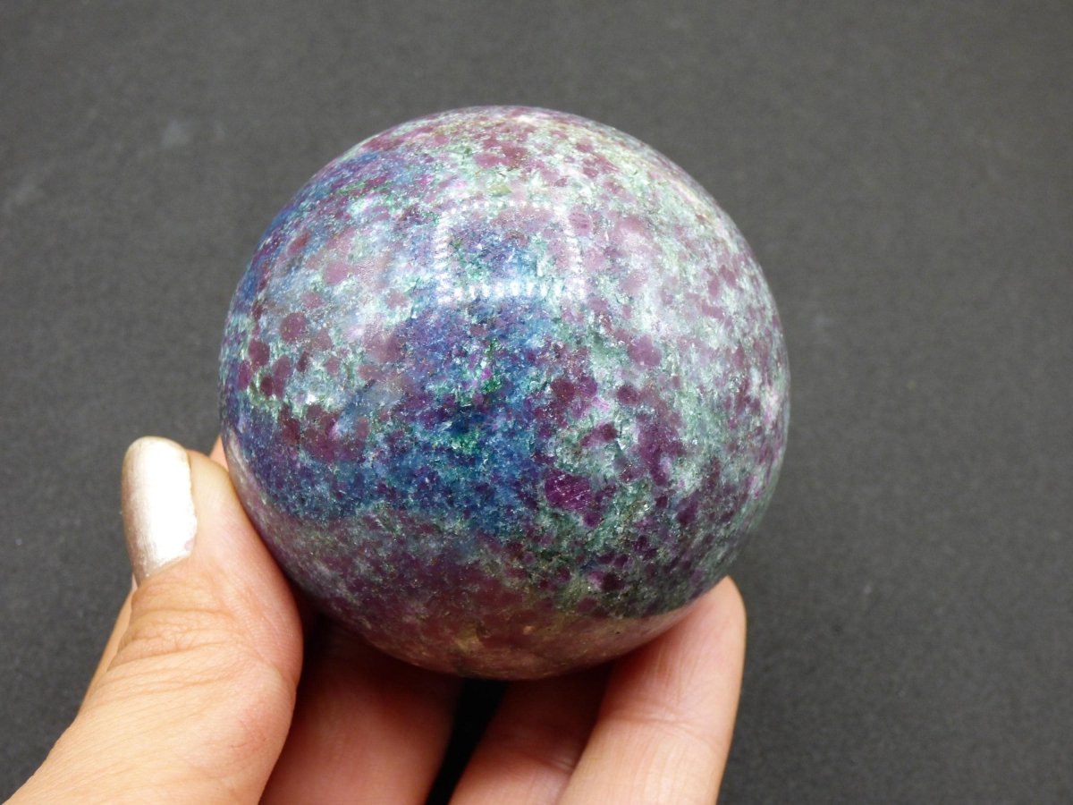 Rubin & Zoisit blau rot grün - Edelstein Kugel Deko Sphere Sammler Mineral Stufe Heilstein Wohn Qualität Selten Rarität Geschenk Mann Frau - Art of Nature Berlin