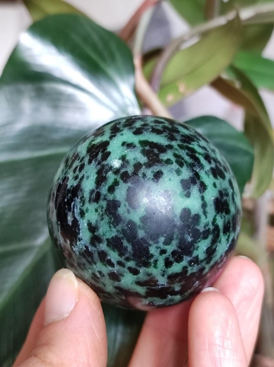 Rubin & Zoisit grün rot - Edelstein Kugel Deko Sphere Sammler Mineral Stufe Heilstein Wohn Natur Qualität Selten Rarität Geschenk Mann Frau - Art of Nature Berlin