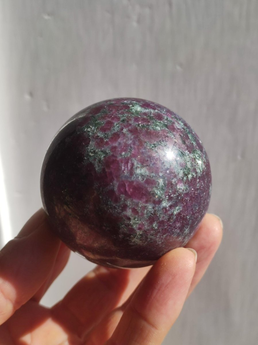 Rubin & Zoisit grün rot - Edelstein Kugel Deko Sphere Sammler Mineral Stufe Heilstein Wohn Natur Qualität Selten Rarität Geschenk Mann Frau - Art of Nature Berlin