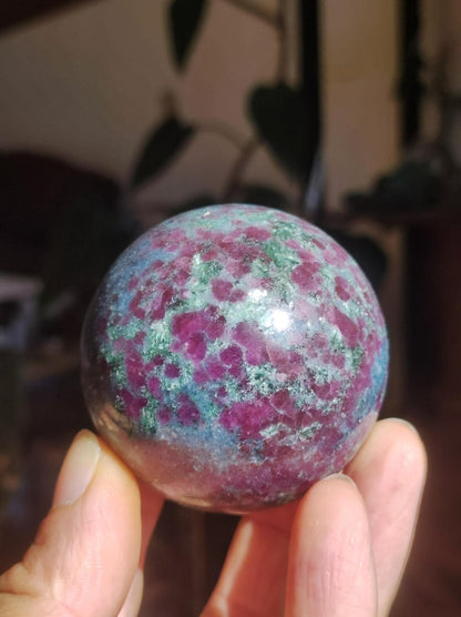 Rubin & Zoisit grün rot - Edelstein Kugel Deko Sphere Sammler Mineral Stufe Heilstein Wohn Natur Qualität Selten Rarität Geschenk Mann Frau - Art of Nature Berlin