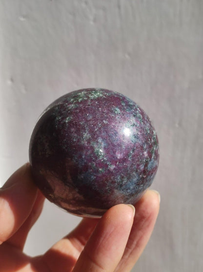 Rubin & Zoisit grün rot - Edelstein Kugel Deko Sphere Sammler Mineral Stufe Heilstein Wohn Natur Qualität Selten Rarität Geschenk Mann Frau - Art of Nature Berlin