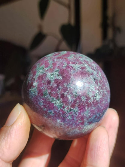 Rubin & Zoisit grün rot - Edelstein Kugel Deko Sphere Sammler Mineral Stufe Heilstein Wohn Natur Qualität Selten Rarität Geschenk Mann Frau - Art of Nature Berlin