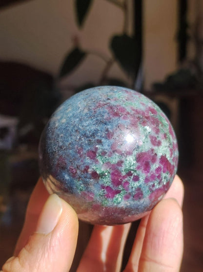 Rubin & Zoisit grün rot - Edelstein Kugel Deko Sphere Sammler Mineral Stufe Heilstein Wohn Natur Qualität Selten Rarität Geschenk Mann Frau - Art of Nature Berlin