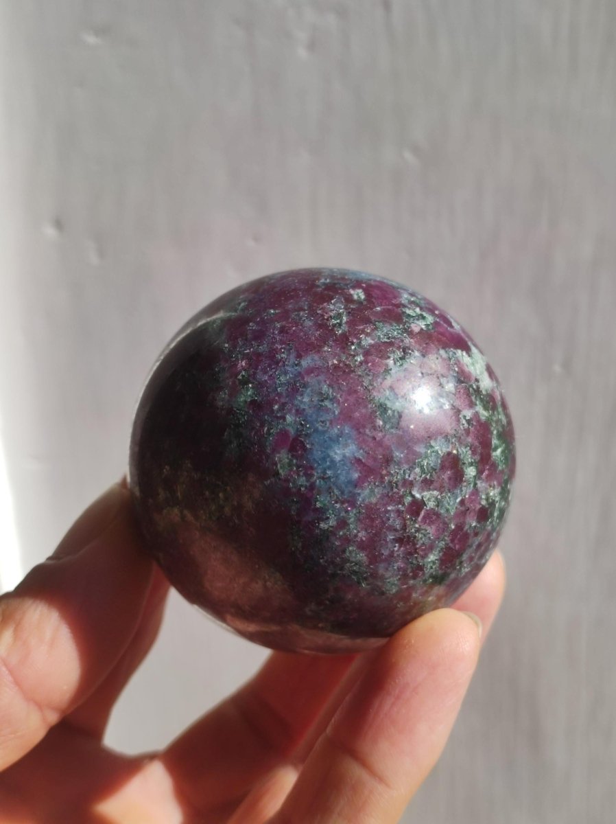 Rubin & Zoisit grün rot - Edelstein Kugel Deko Sphere Sammler Mineral Stufe Heilstein Wohn Natur Qualität Selten Rarität Geschenk Mann Frau - Art of Nature Berlin