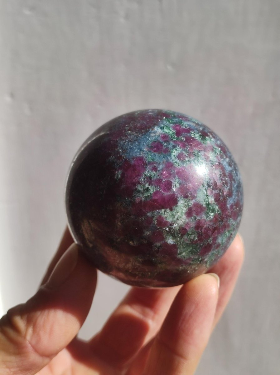 Rubin & Zoisit grün rot - Edelstein Kugel Deko Sphere Sammler Mineral Stufe Heilstein Wohn Natur Qualität Selten Rarität Geschenk Mann Frau - Art of Nature Berlin