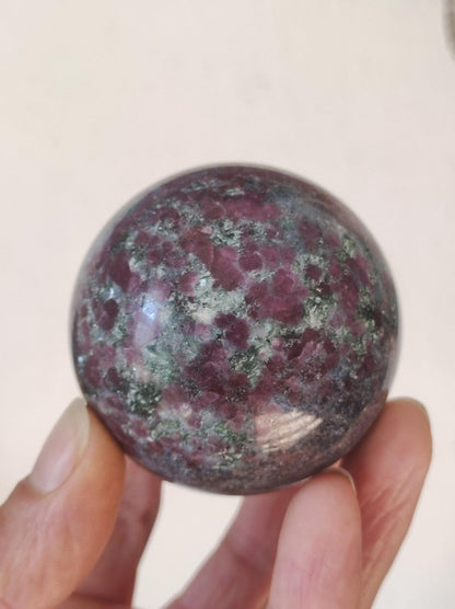 Rubin & Zoisit grün rot - Edelstein Kugel Deko Sphere Sammler Mineral Stufe Heilstein Wohn Natur Qualität Selten Rarität Geschenk Mann Frau - Art of Nature Berlin