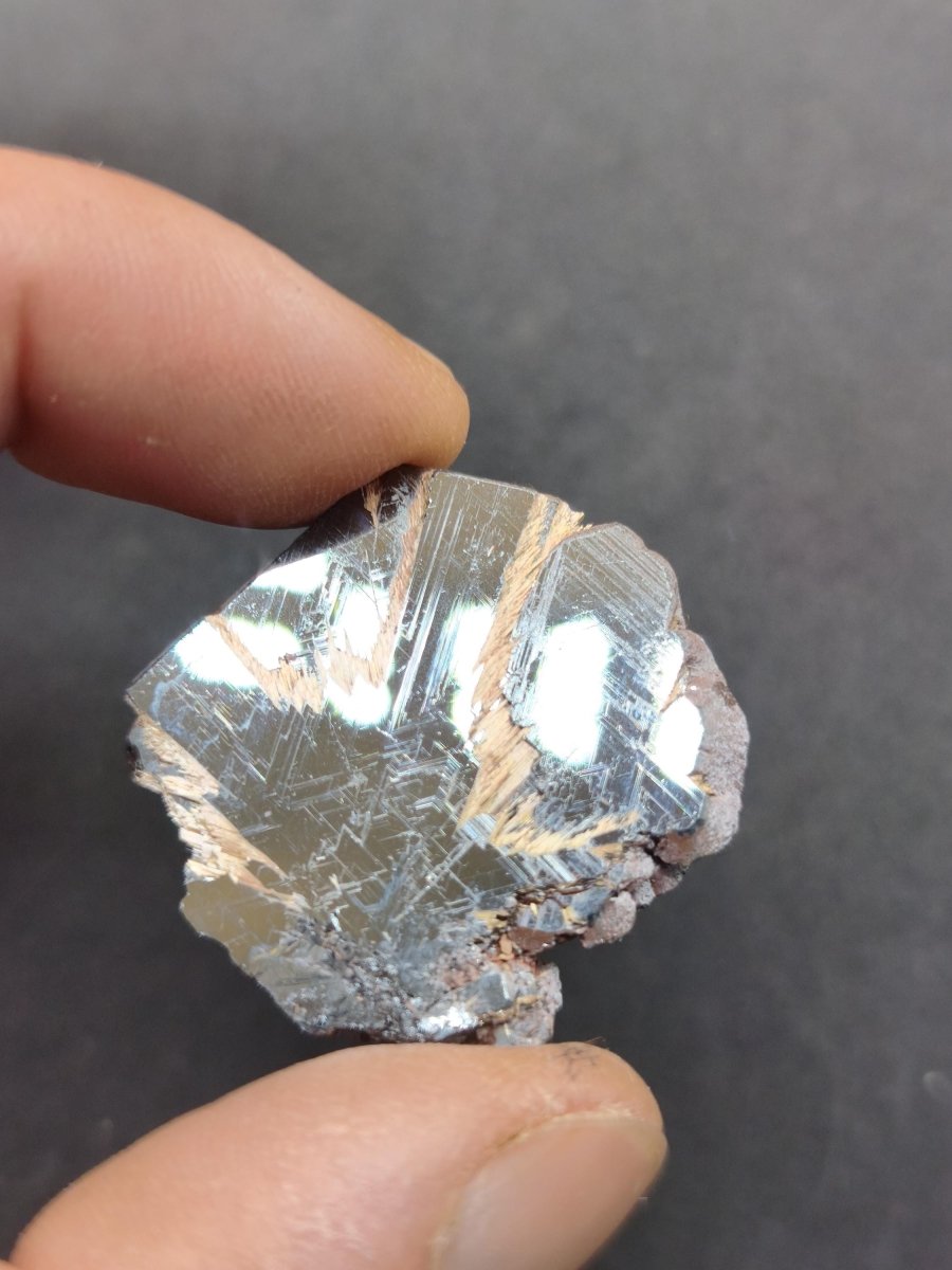 Rutil Hämatit Kristall Stufe 32mm Brasilien AAA | Goldene Rutilsterne auf schwarzem Hämatit | Natürliche Edelsteine Sammler Mineralien Deko - Art of Nature Berlin