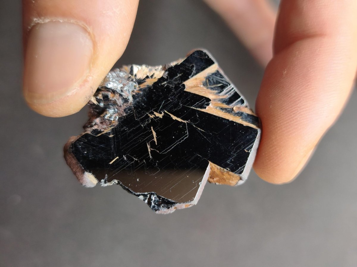 Rutil Hämatit Kristall Stufe 35 mm Brasilien AAA | Goldene Rutilsterne auf schwarzem Hämatit | Natürliche Edelsteine Sammler Mineralien Deko - Art of Nature Berlin